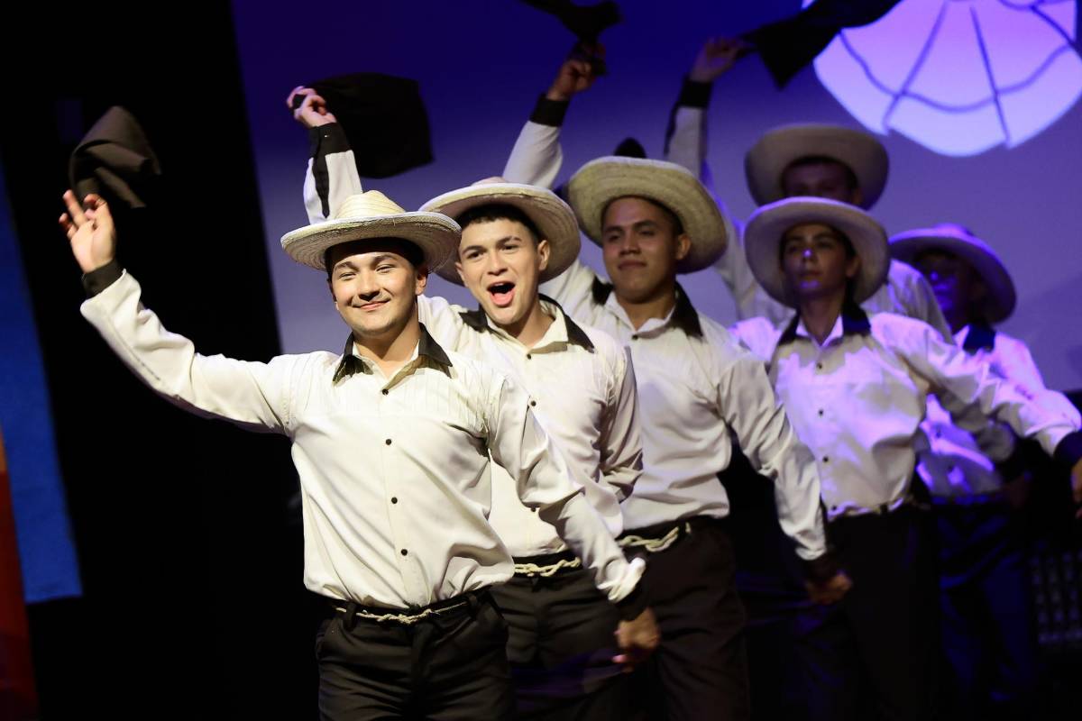 Artistas nacionales e internacionales brillan en espectacular festival folclórico