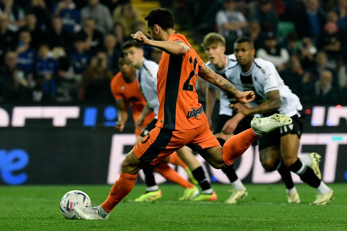 Así le pegó Hakan Calhanoglu a su lanzamiento de penal para igualar el récord de David Suazo.