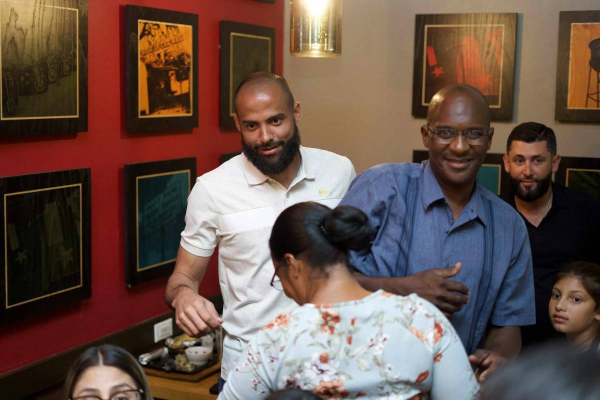 Futbolistas de Olimpia bien acompañados, furor por Elis y festejos del campeón