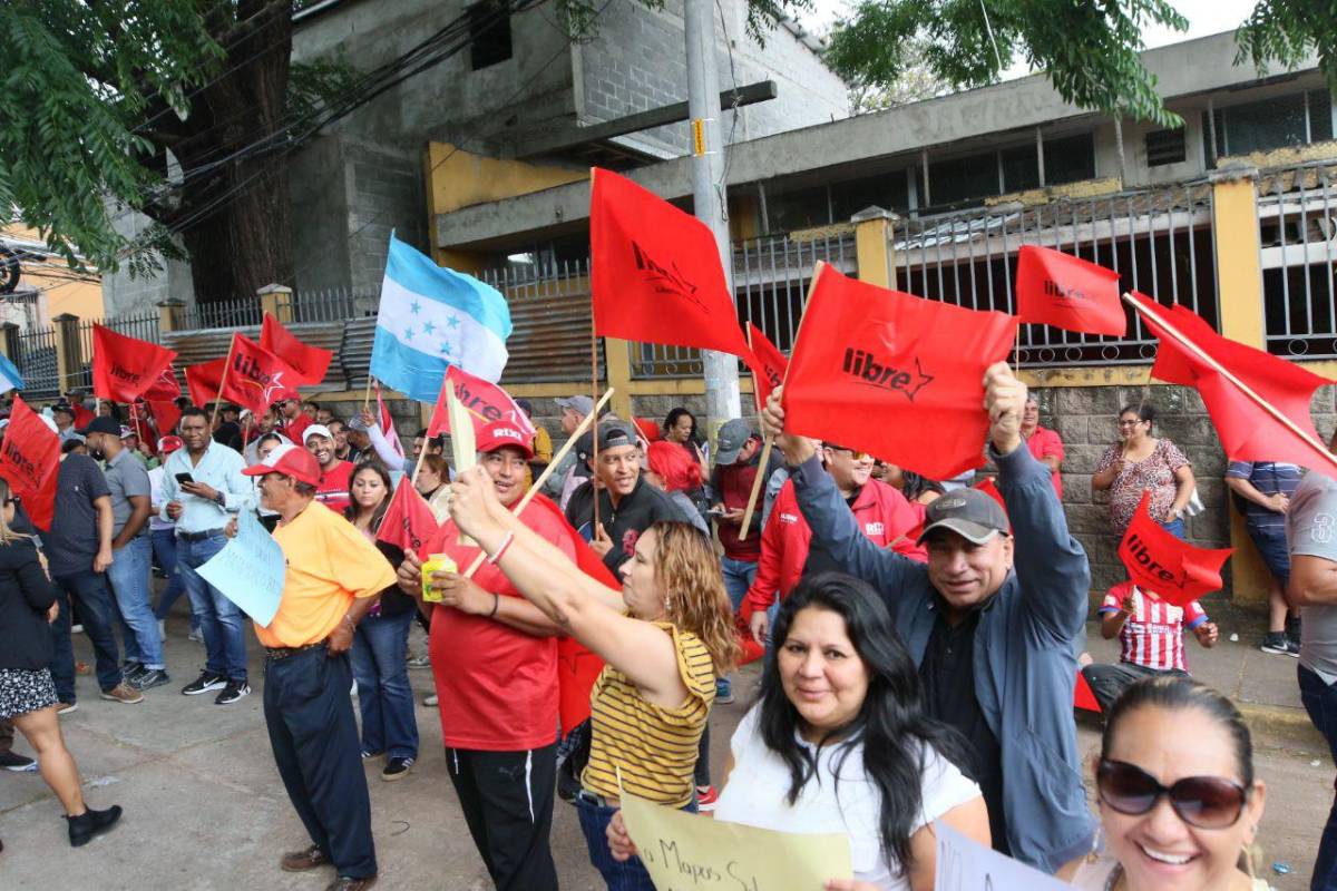 Cientos de simpatizantes de Libre bloquean proceso del Trep en el CNE