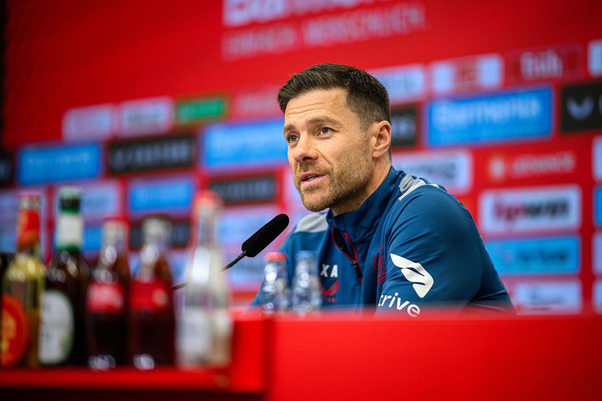 Xabi Alonso durante la rueda de prensa en la que ha anunciado que seguirá al menos un año más en el Bayer Leverkusen.