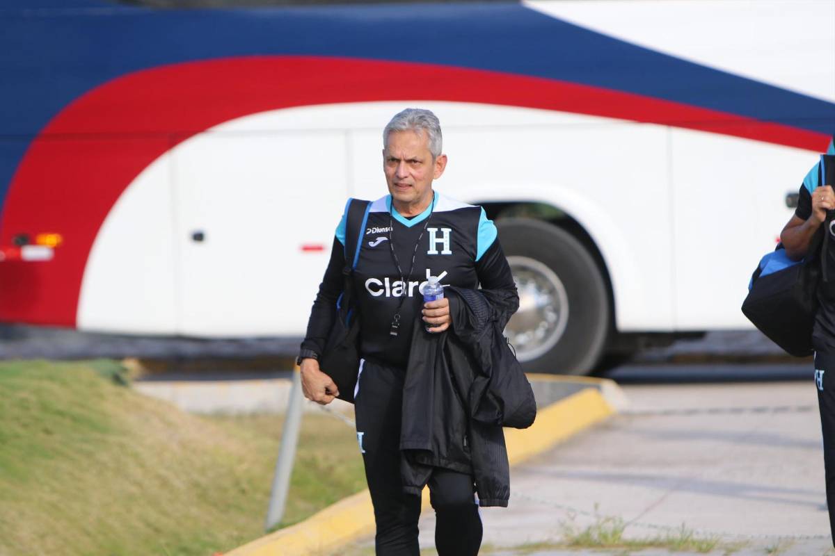 Momento de la llegada de Reinaldo Rueda en el Centro de Alto Rendimiento, casa del Olimpia.