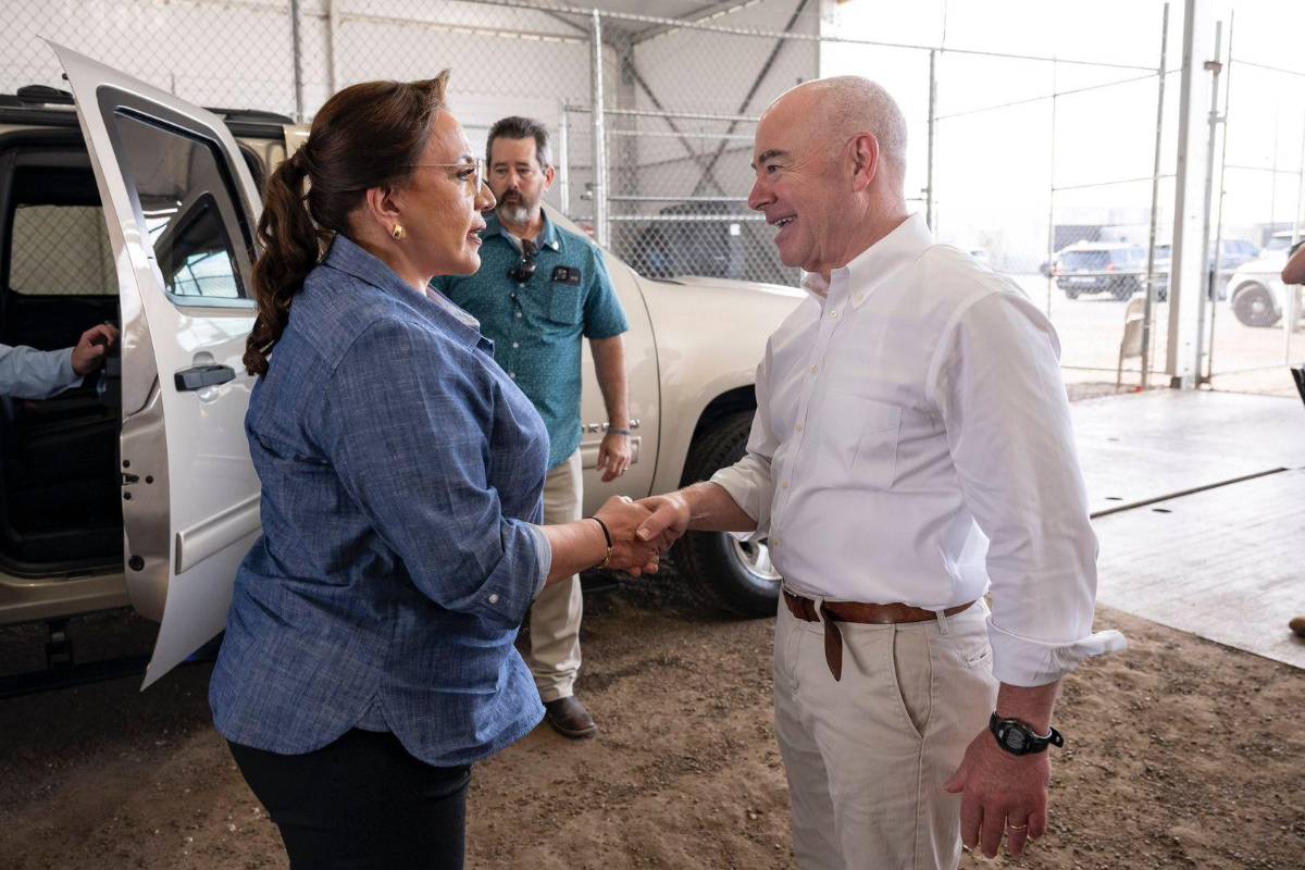 La presidenta Xiomara Castro extiende la mano al secretario de Seguridad Nacional estadounidense, Alejandro Mayorkas.