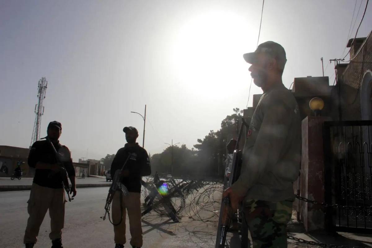 Grupo armado toma más de 180 rehenes tras el secuestro mortal de un tren en Pakistán