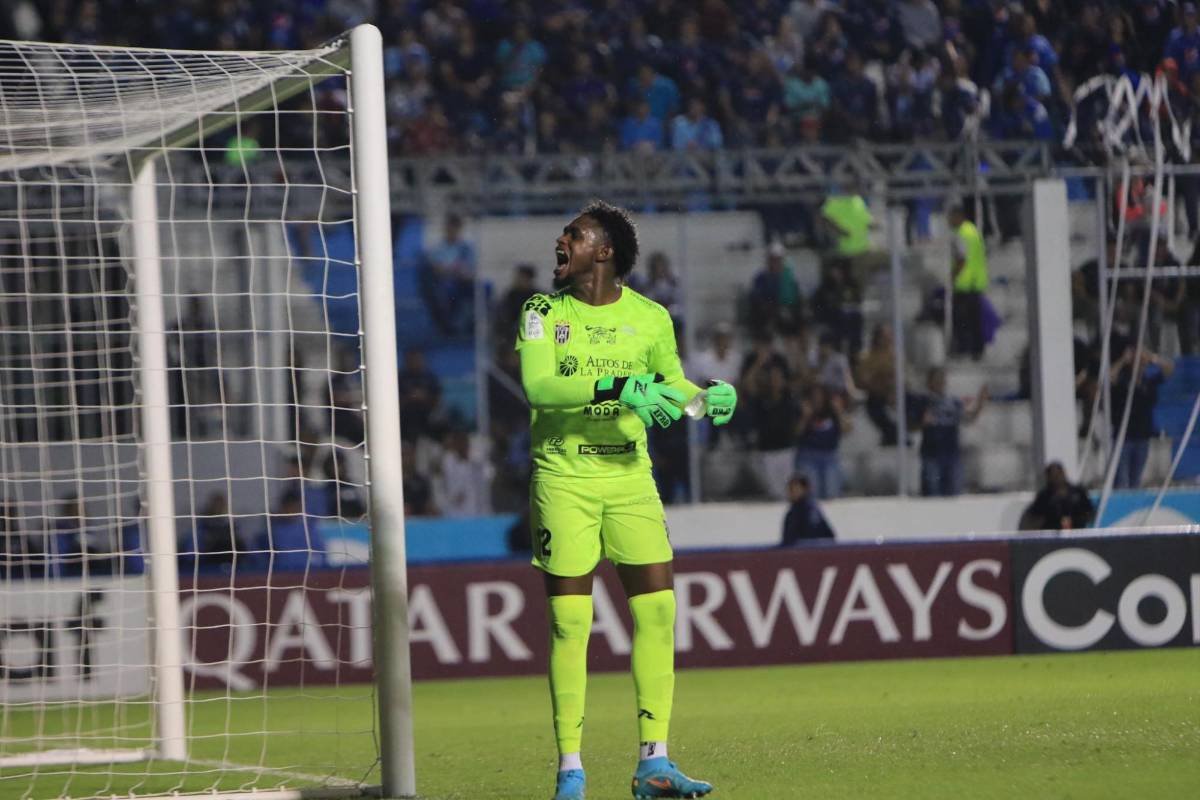 Portero del CAI responde sobre polémico festejo ante la afición del Motagua