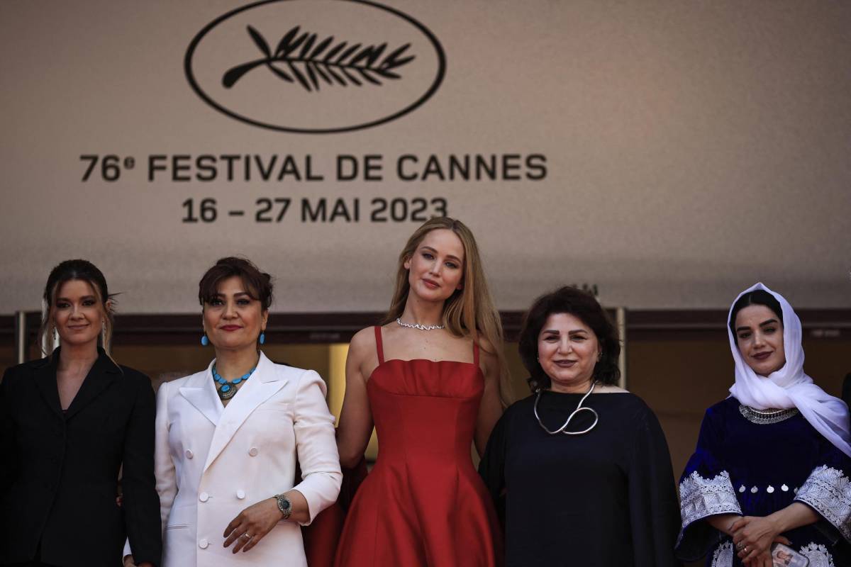 Jennifer Lawrence es la reina del festival de Cannes pisando la alfombra  roja en chanclas: cinco