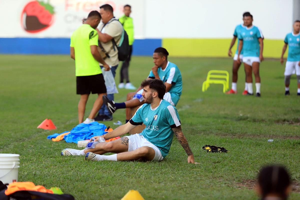 Agustín Auzmendi no pudo continuar con el entrenamiento tras lesionarse.