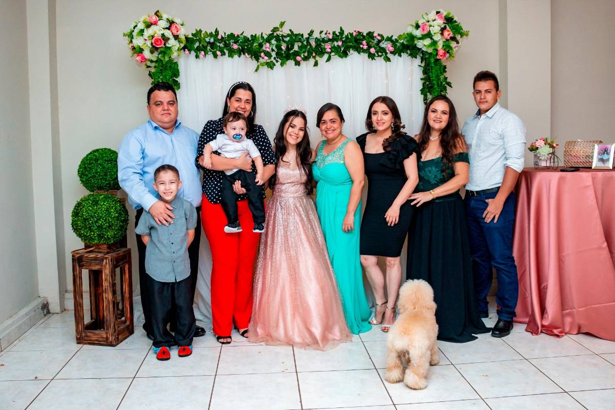 La cumpleañera posó junto a sus tíos y primitos para la foto del recuerdo.
