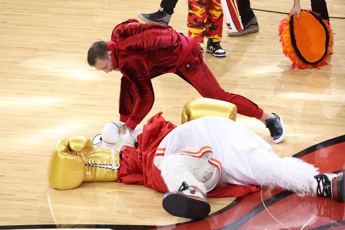 Conor McGregor mandó al hospital a la mascota del Miami Heat tras darle varios golpes.