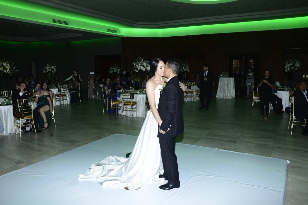 Los novios disfrutaron un romántico momento en la pista de baile.