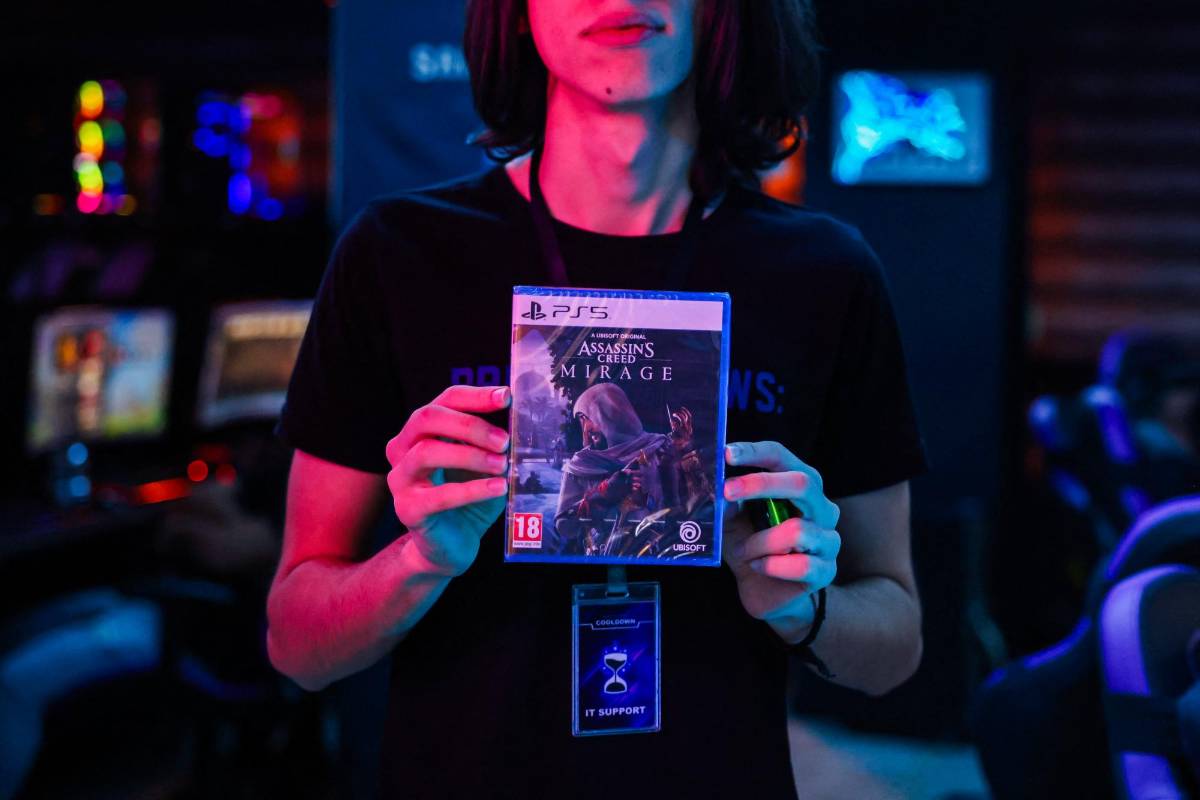 Un empleado muestra una copia del videojuego recién lanzado 'Assassin's Creed Mirage' en su cibercafé en Bagdad el 4 de octubre de 2023. Después de años de turbulencias que vieron a varios altos ejecutivos salir por la puerta, Ubisoft está apostando agresivamente por 'Assassin's Creed Mirage, ' ambientada en la Bagdad del siglo IX durante la era del califato abasí, para nivelar las ganancias de la editorial francesa con una gama más constante de nuevos lanzamientos.