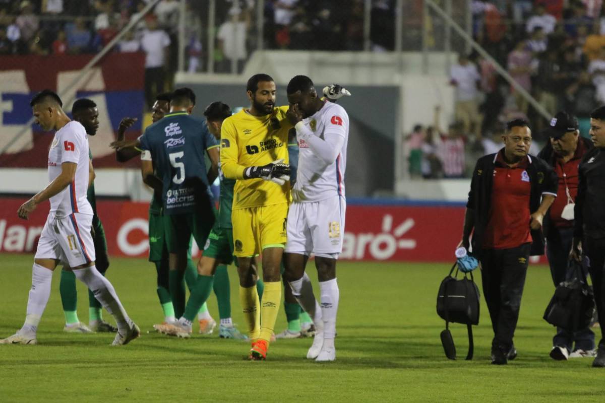 Edrick Menjívar conversando con Yustin Arboleda previo a su salida.