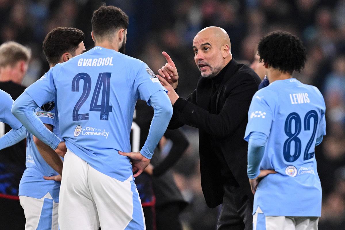 Pep Guardiola dando indicaciones a sus jugadores en una pausa de hidratación.