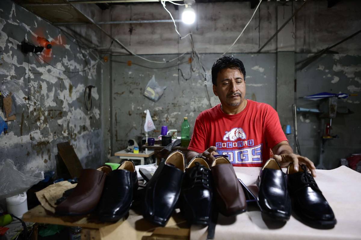 También zapateros y sastres se ven cortos de personal.