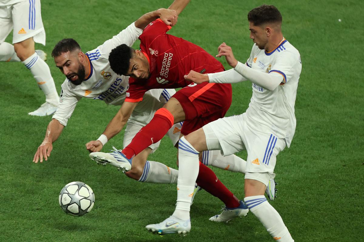 El colombiano Luis Díaz tuvo que luchar contra Dani Carvajal y Fede Valverde.