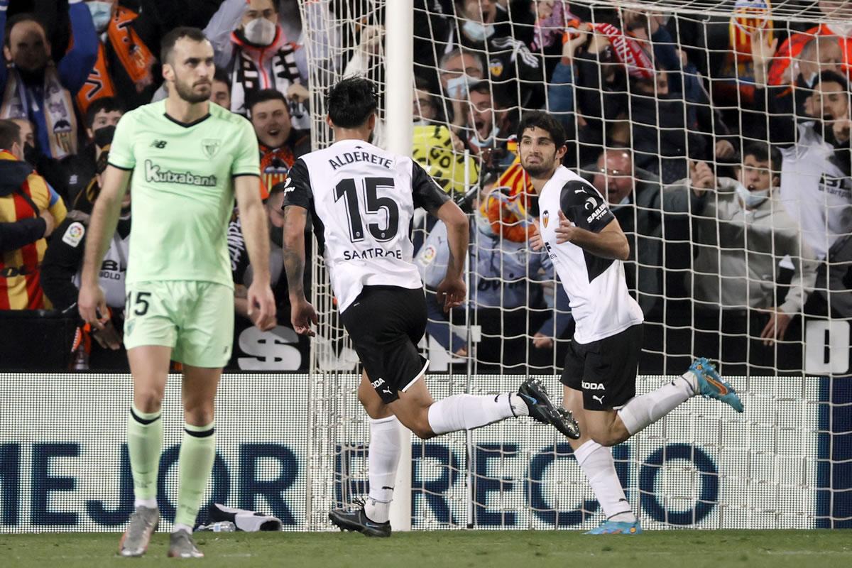 El centrocampista portugués del Valencia, Gonçalo Guedes, celebra su golazo que los metió a la final de la Copa del Rey.
