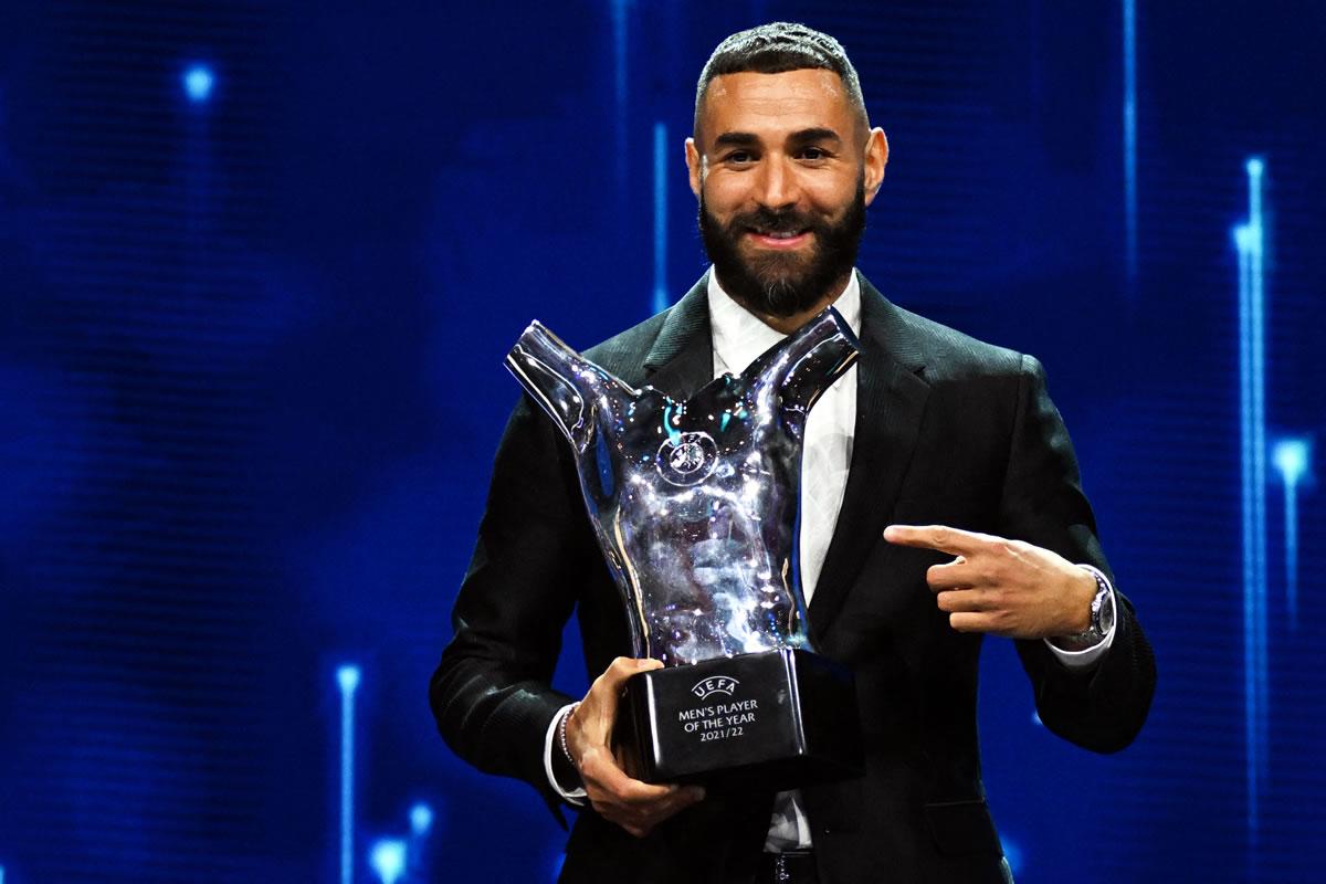 La felicidad de Benzema por su nuevo premio.