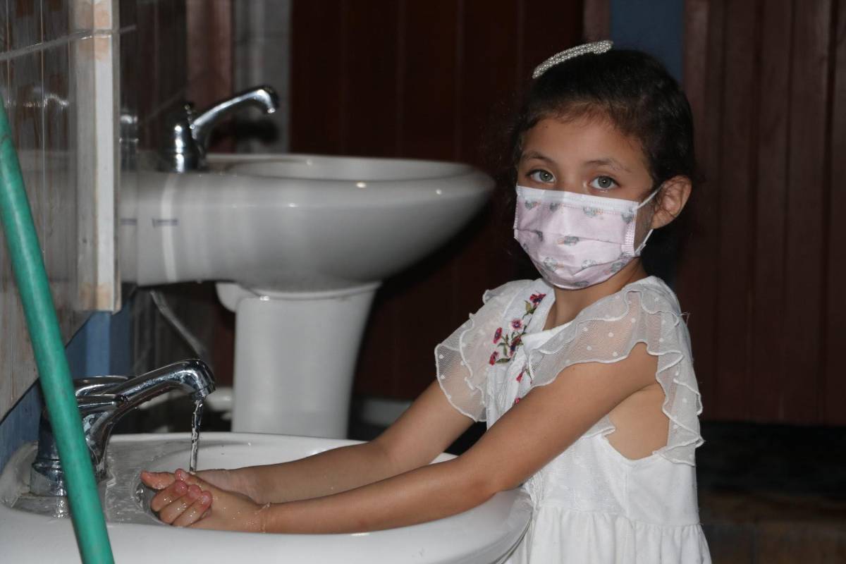 En los centros educativos hay agua para lavarse las manos.
