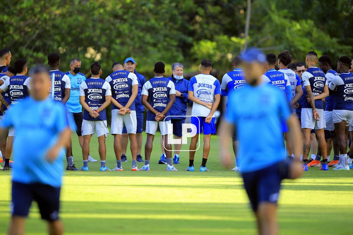 Hernán ‘Bolillo‘ Gómez dio una charla a los seleccionados antes de la práctica.