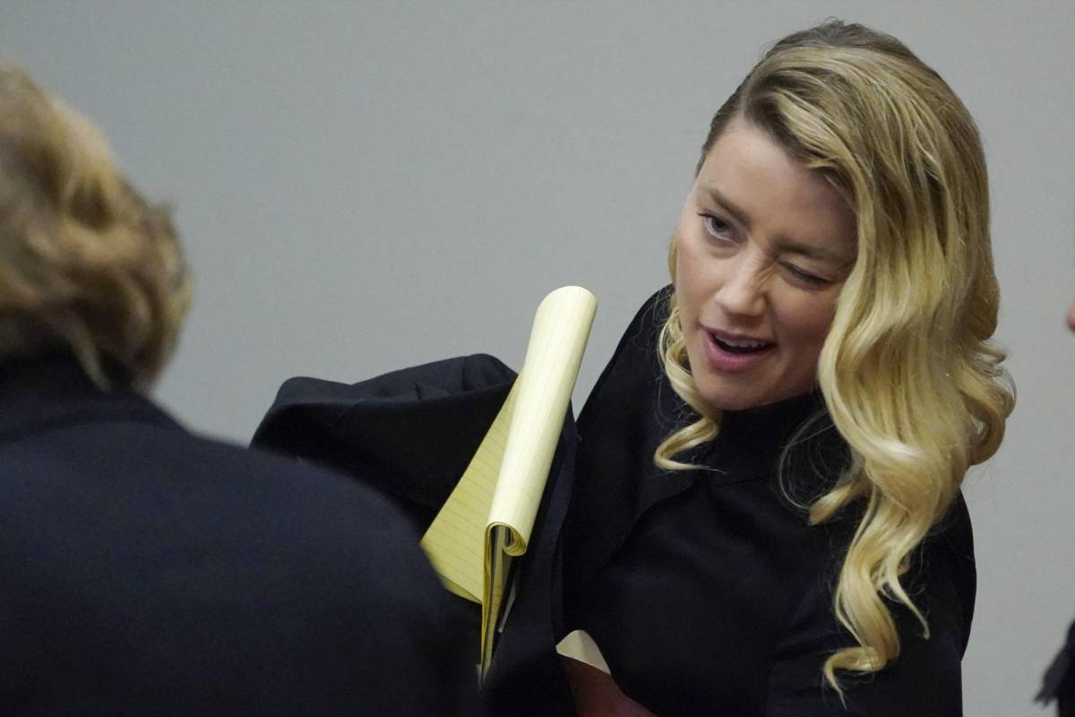 La actriz y expareja del actor, Amber Heard guiña el ojo a su abogada Elaine Bredehoft durante el juicio. Heard parece muy confiada.