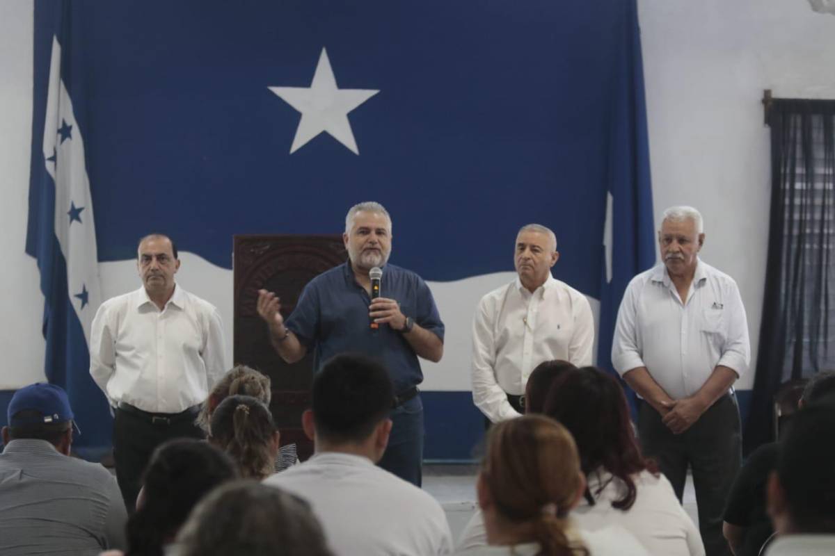 Asfura cumple promesa y entrega ayuda a afectados por incendio en mercado Medina