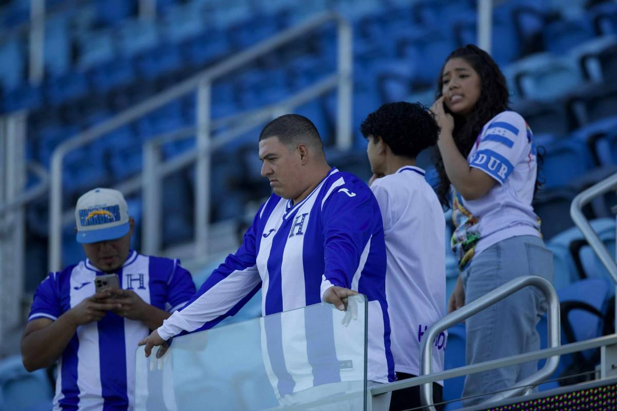 La 'chelita' que enamoró, ambiente y lindas chicas para el Honduras-Curazao