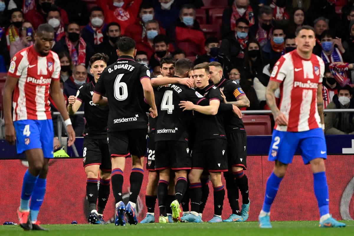 Jugadores del Levante celebrando el gol del triunfo contra Atlético.