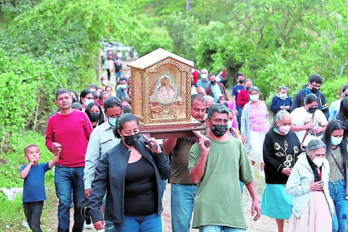 La reina de El Piligüín revive la fe en el lugar que se hizo catracha