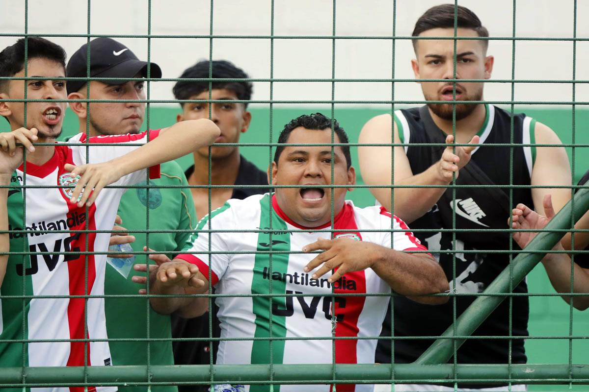 Los aficionados del Marathón se molestaron por el gol de Carlos ‘Muma’ Fernández. El hincha de camiseta negra fue quien le tiró la patada al jugador del Olancho FC.