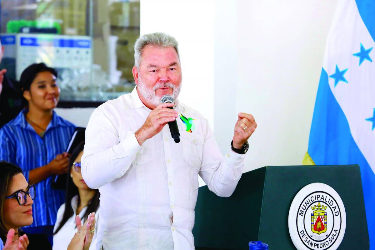 “El agua y la basura deben ser manejados por la municipalidad”: Roberto Contreras