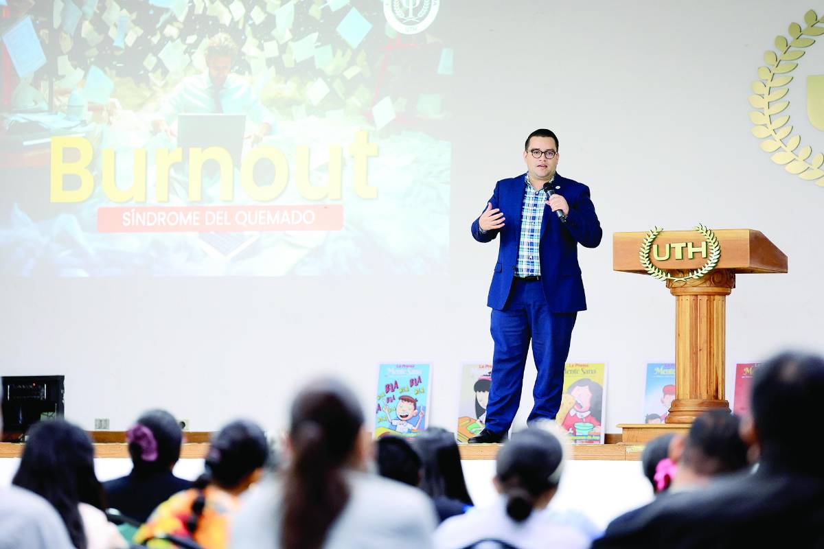 Establecer límites, la procrastinación y el burnout fueron algunos de los temas abordados por los psicólogos.