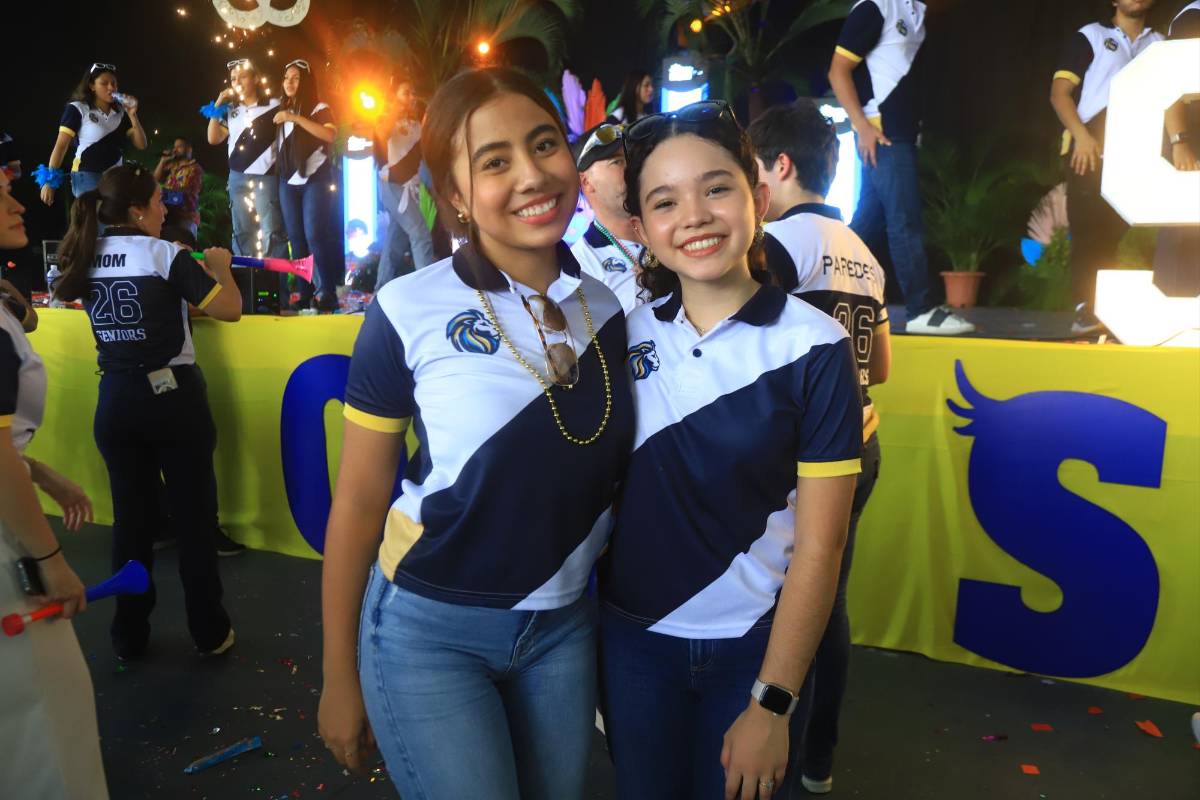 Seniors de la Western International festejan su entrada triunfal