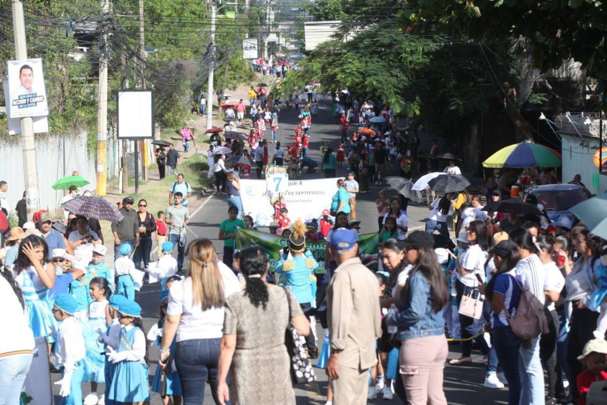 Los más pequeños rinden honor a la patria con coloridos desfiles