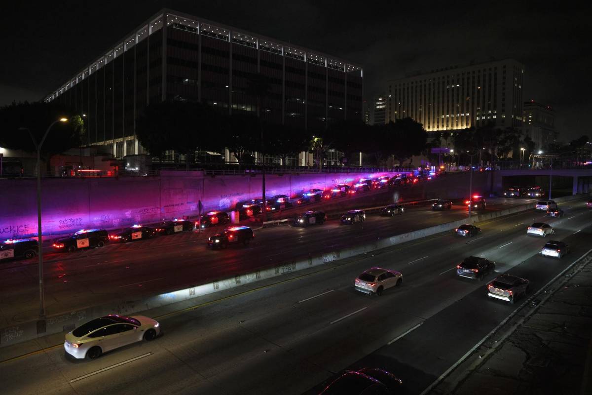 Caos y arrestos masivos tras el toque de queda en Los Ángeles