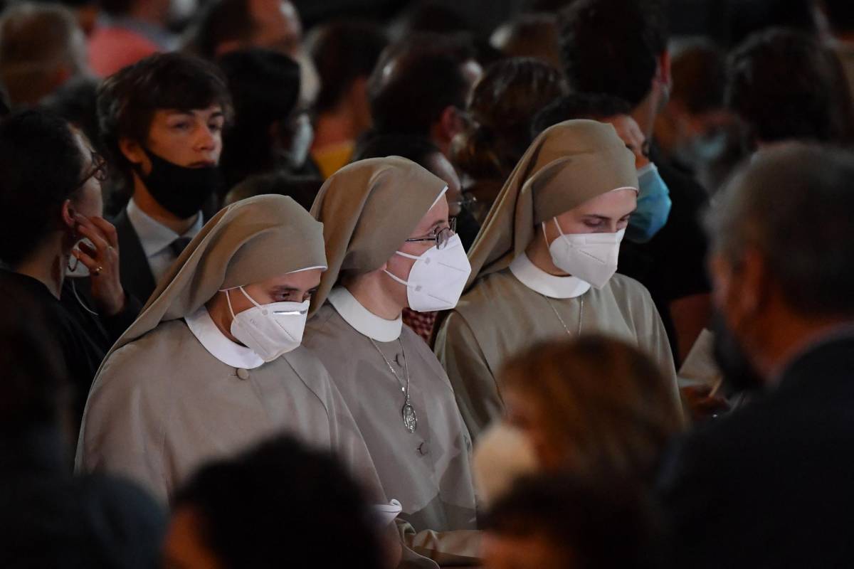 Las monjas asisten a la misa de la Vigilia Pascual del Papa el 16 de abril de 2022 en la Basílica de San Pedro en el Vaticano.