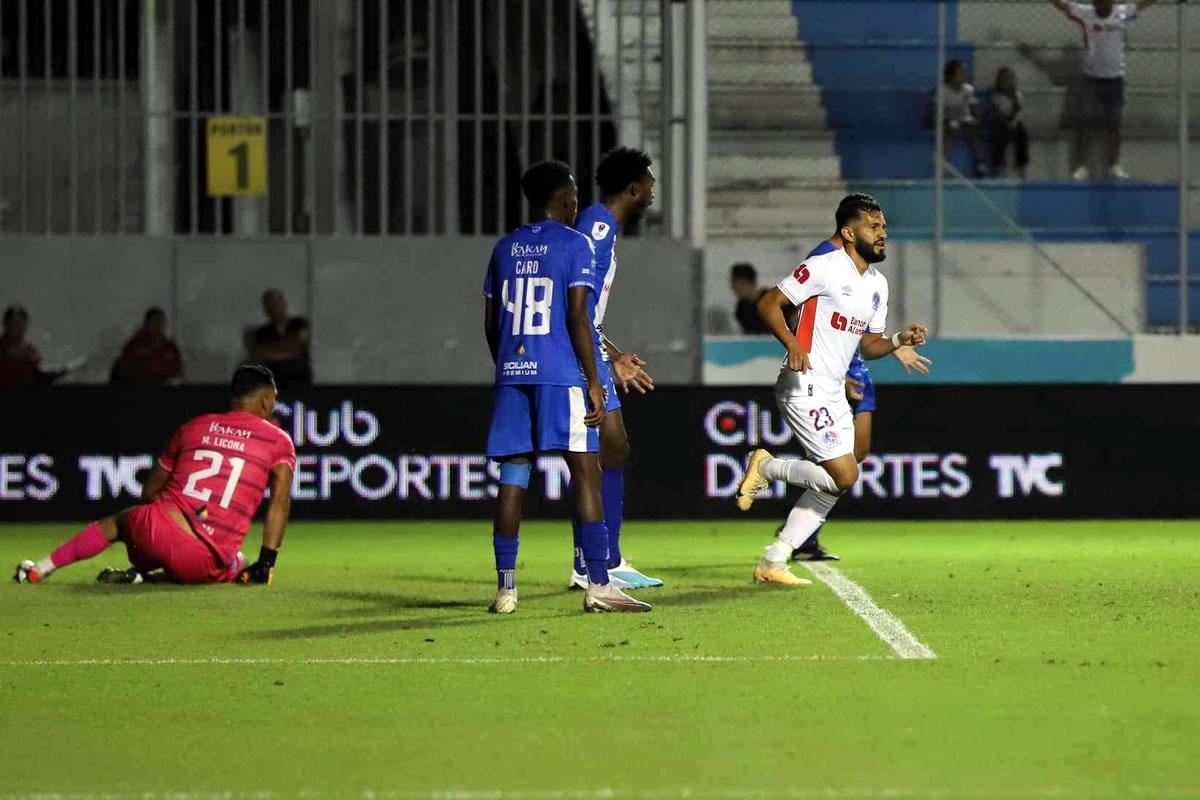 Marlon Licona no pudo hacer nada ante el derechazo de Jorge Álvarez.