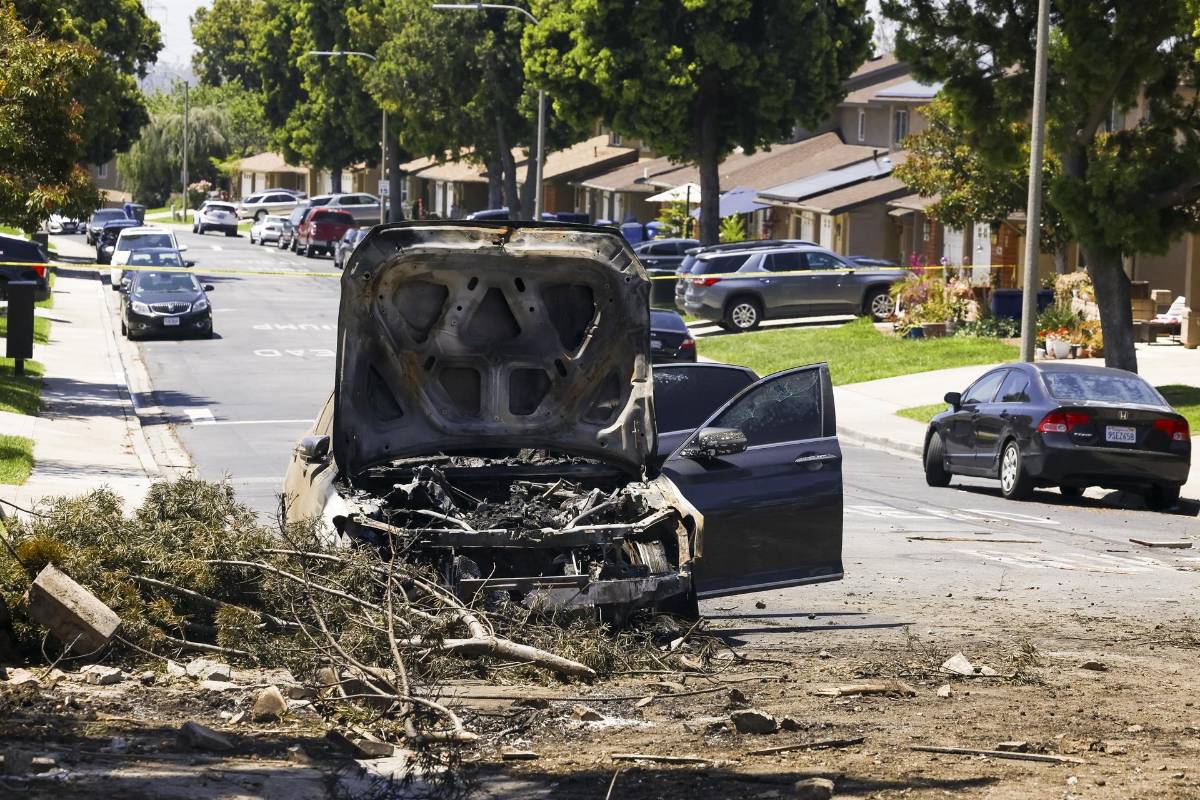 Dos muertos y varios heridos al estrellarse avioneta en un barrio de San Diego