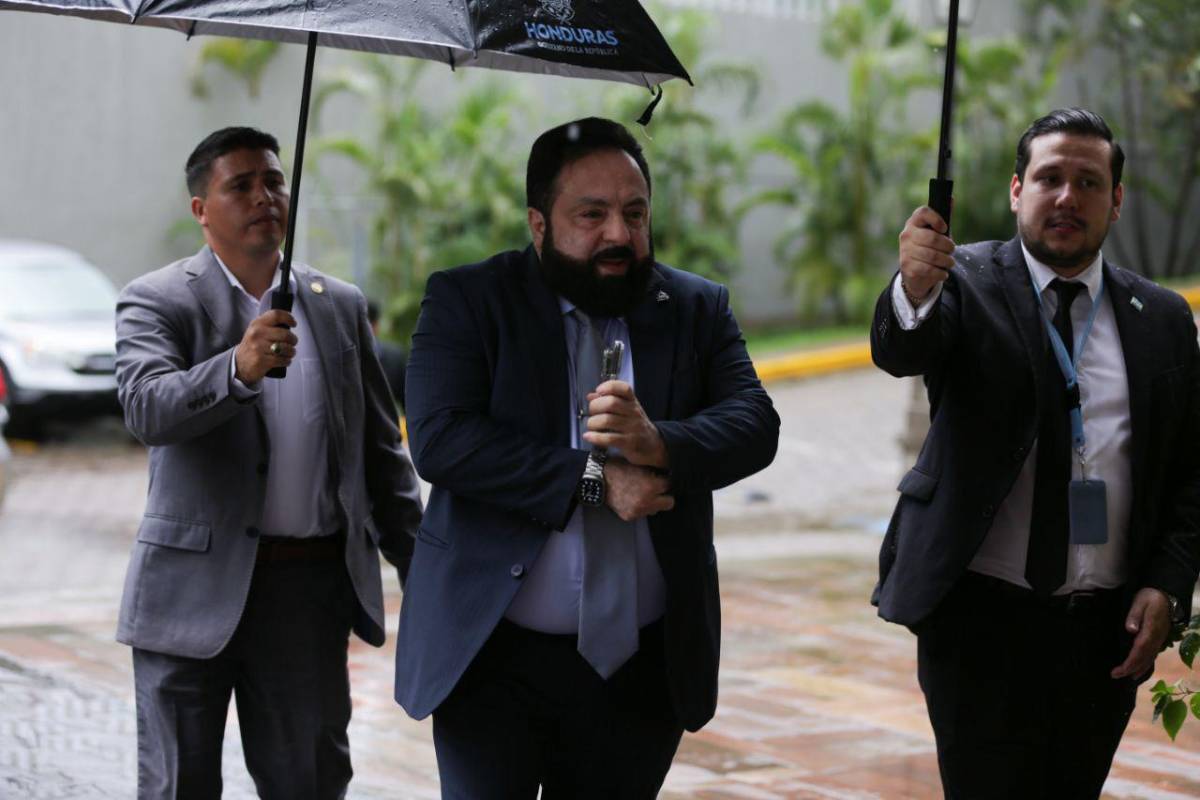 Luis Redondo, presidente del Congreso Nacional llega a Casa Presidencial para participar en el Consejo de Defensa y Seguridad Nacional.