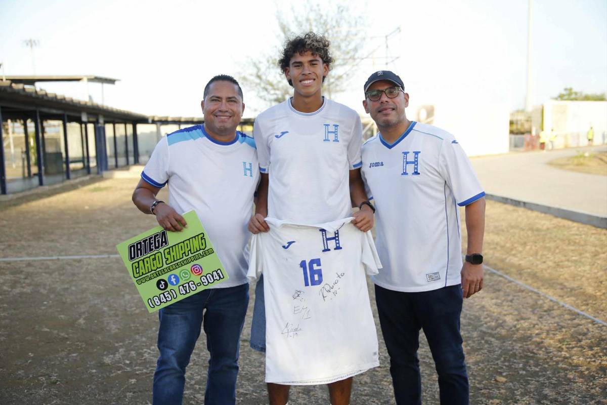 Redondo y su pareja presentes; bella catracha y mundialista en el Haití-Honduras