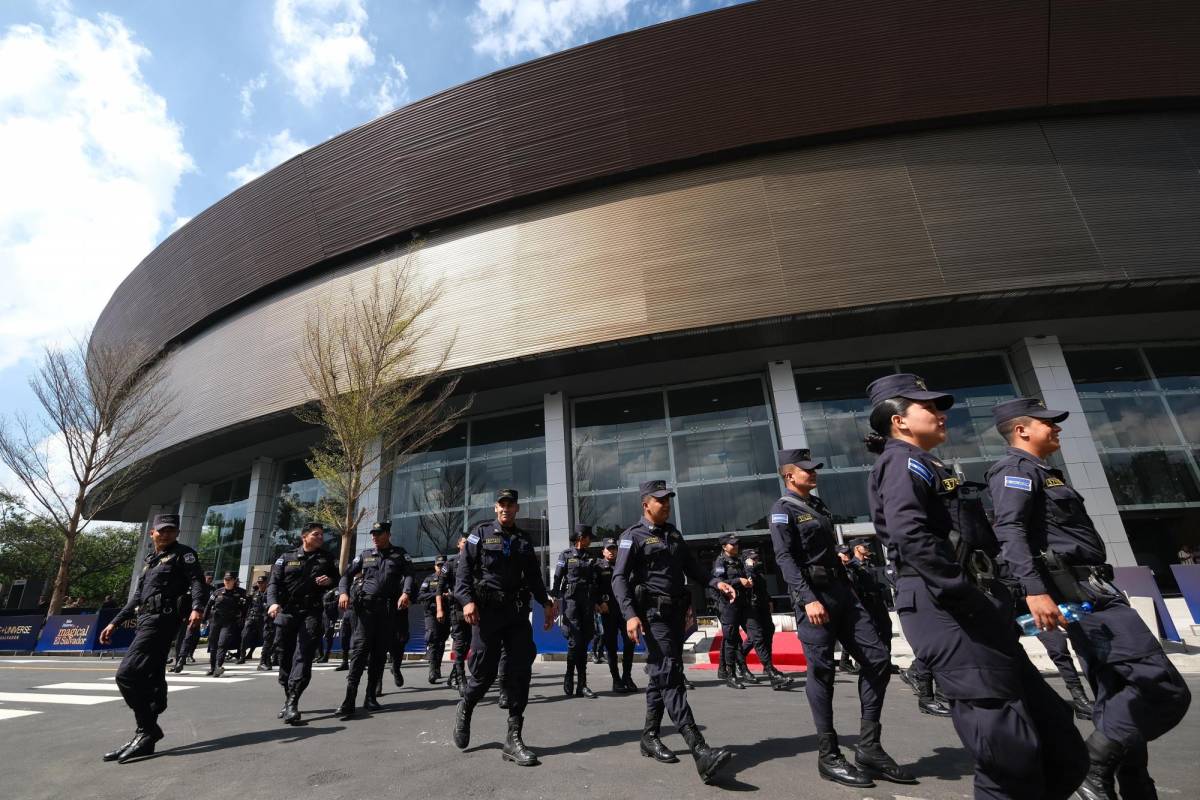 Un fuerte elemento policial resguarda las instalaciones del recinto.