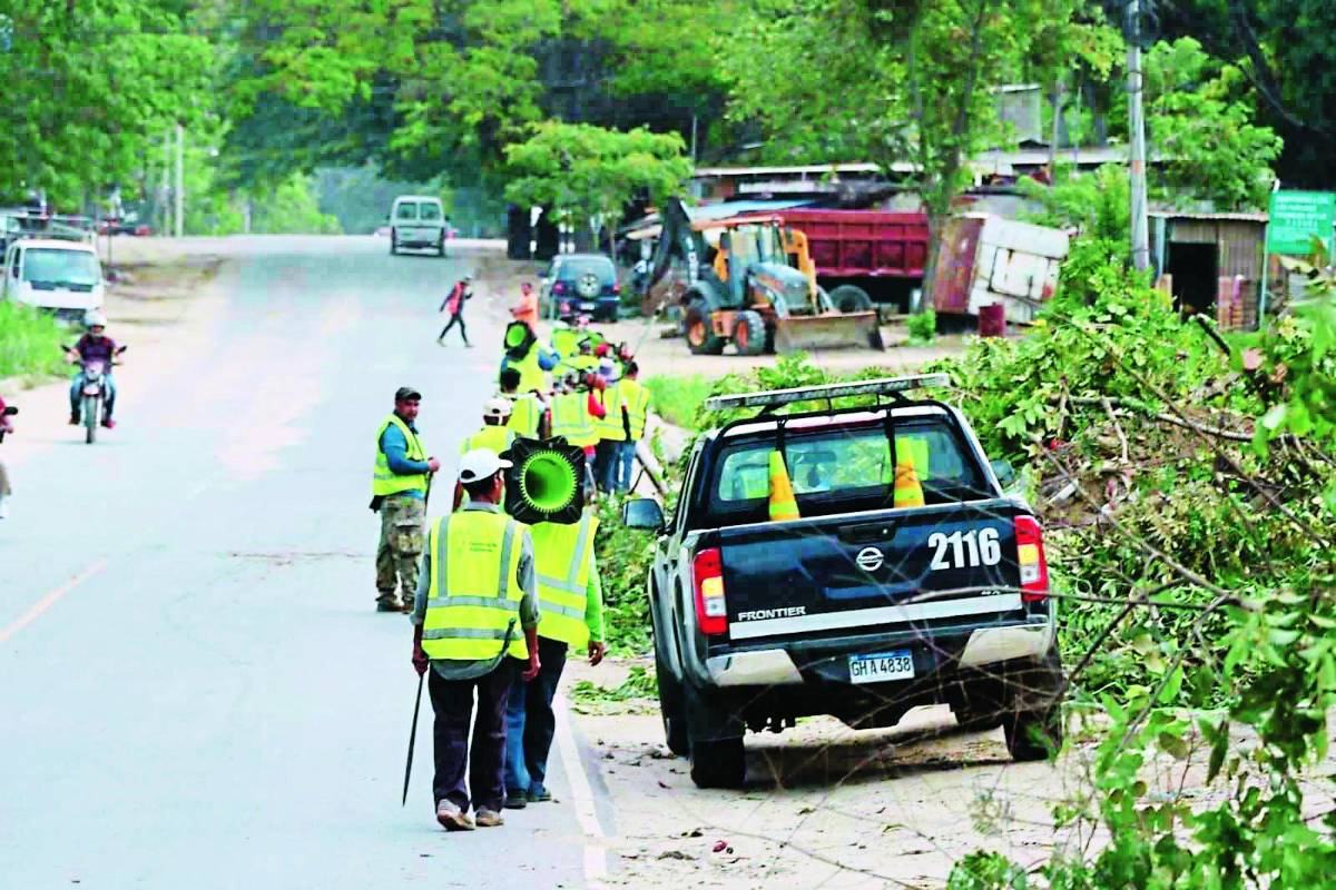 La petición a los conductores es que respeten la señalización y los equipos que permanecerán laborando.
