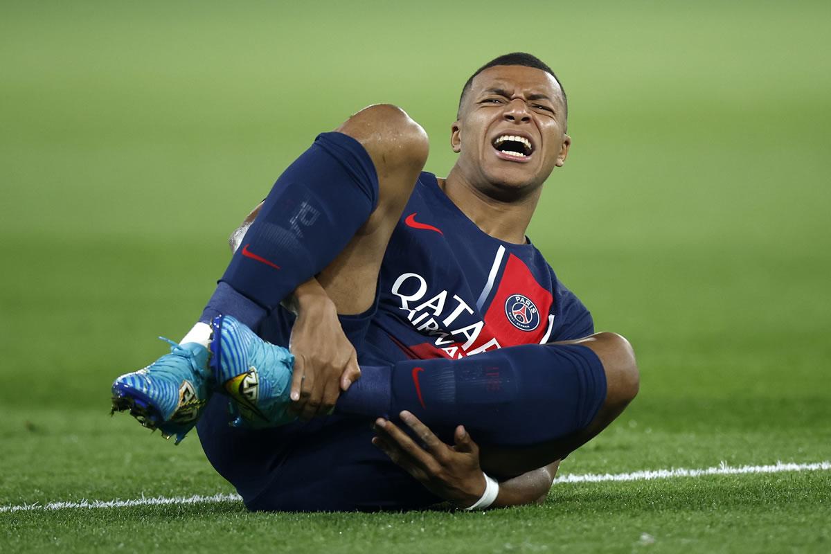 Mbappé con gestos de mucho dolor en su tobillo izquierdo.