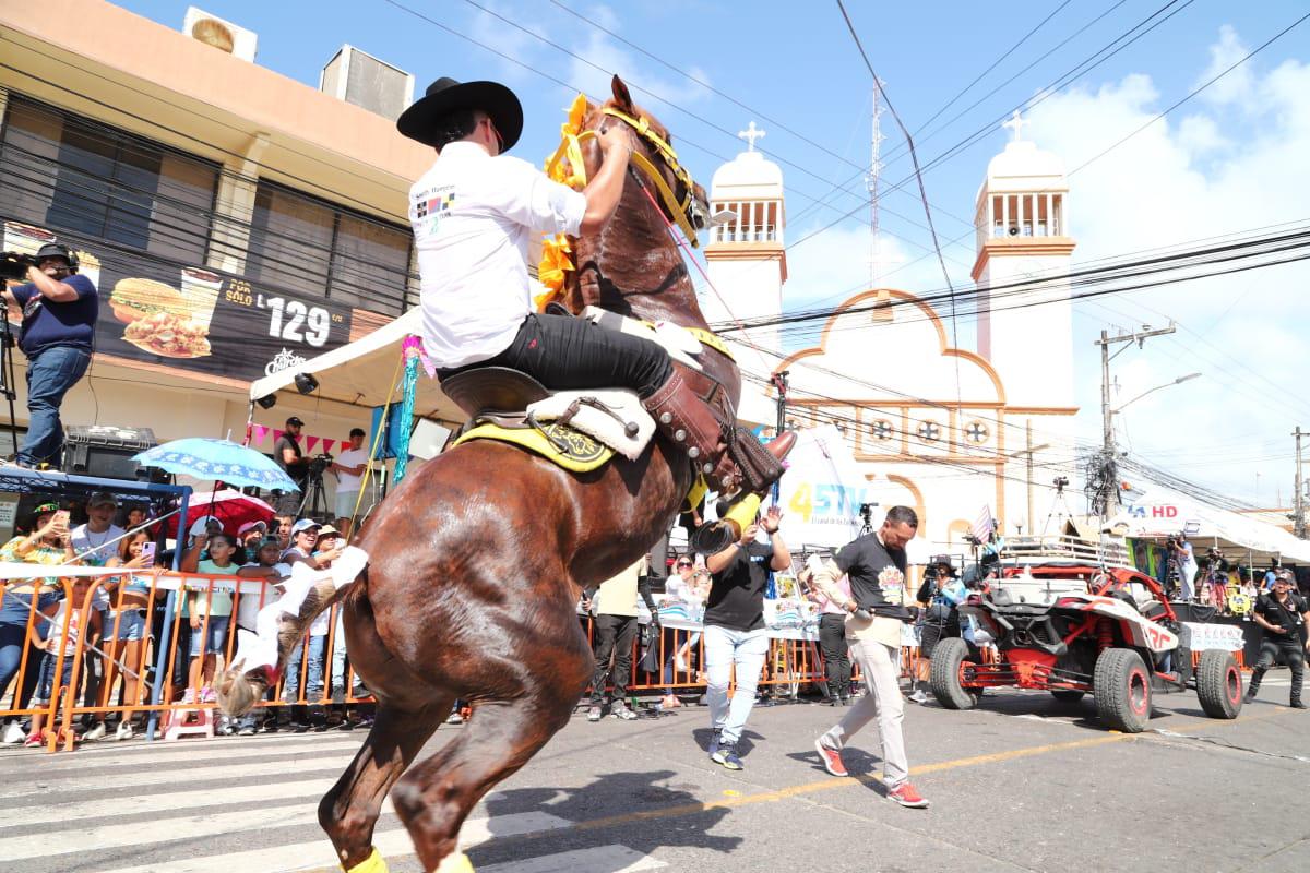Los tradicionales desfiles hípicos deleitaron a los visitantes.