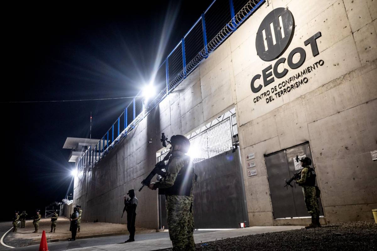 Así es el Cecot, la megacárcel que alberga a supuestos pandilleros deportados de EEUU