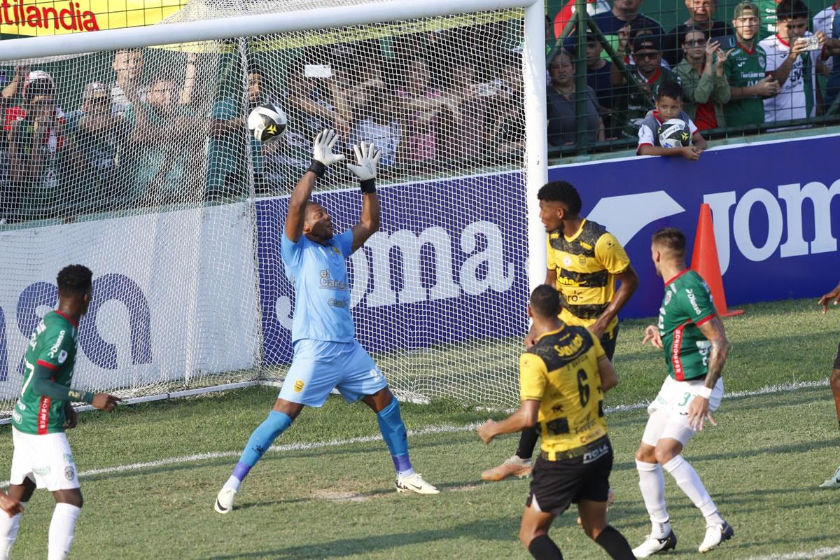 Nada pudo hacer Luis López en el remate de cabeza de Mathías Techera para el 1-0 del Marathón.