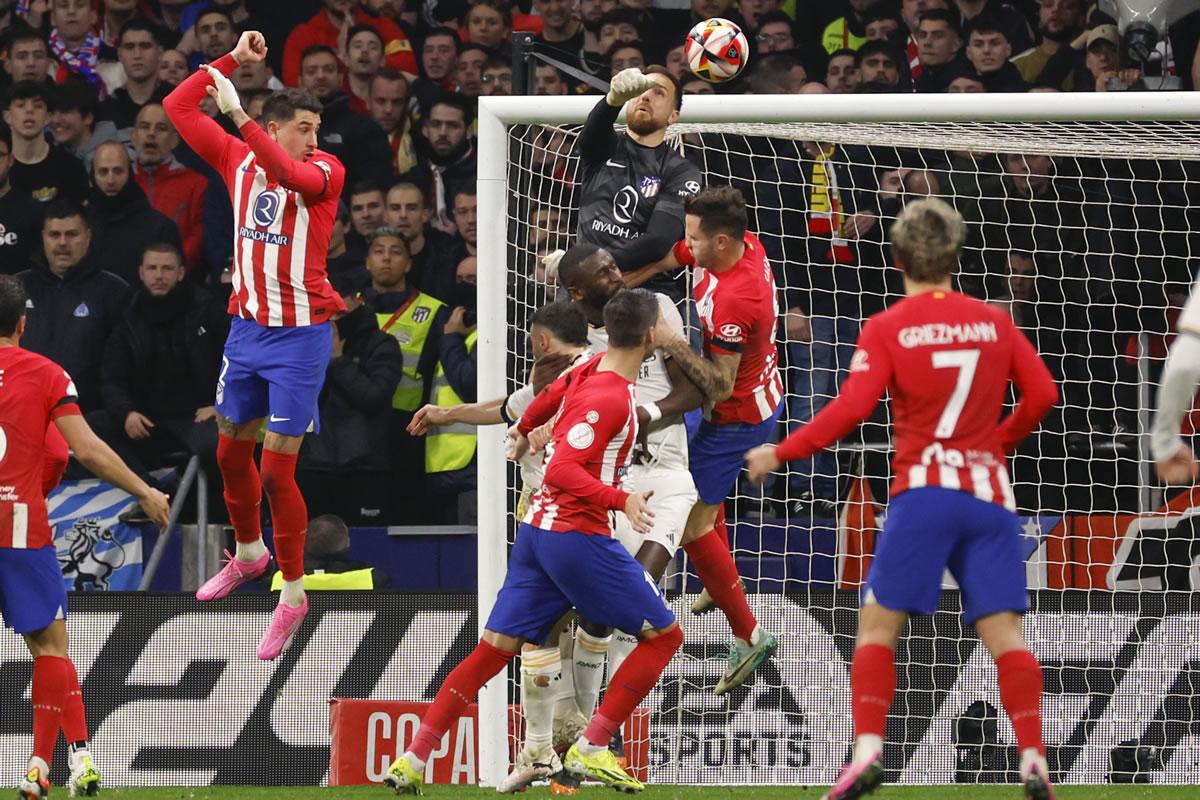 Jan Oblak se metió este balón en su propia portería al salir mal a querer despejar un tiro libre de Luka Modric.