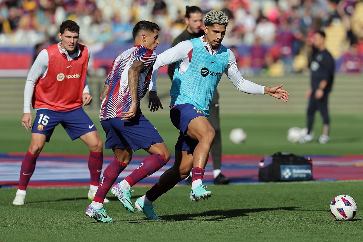 Ronald Araújo durante el calentamiento del Barcelona previo a enfrentar al Real Madrid.
