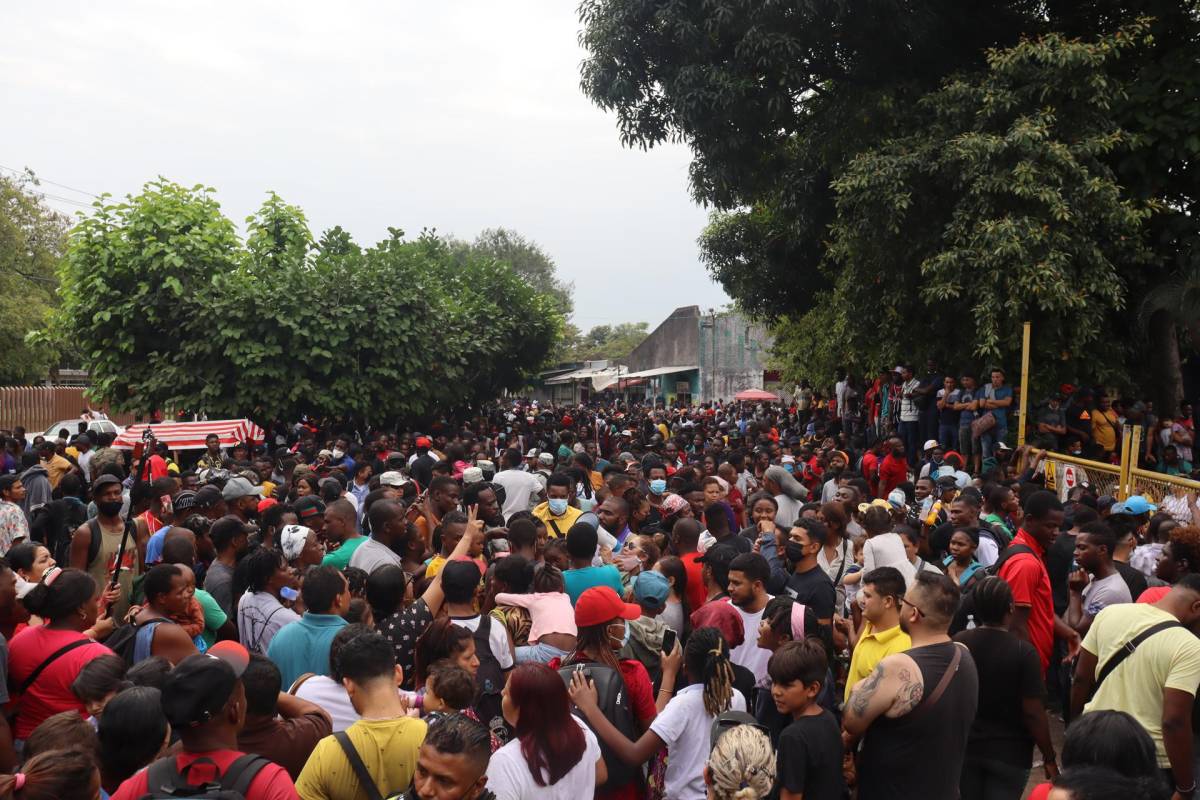Más de 5,000 migrantes esperan ser atendidos en la oficina migratoria de Tapachula.