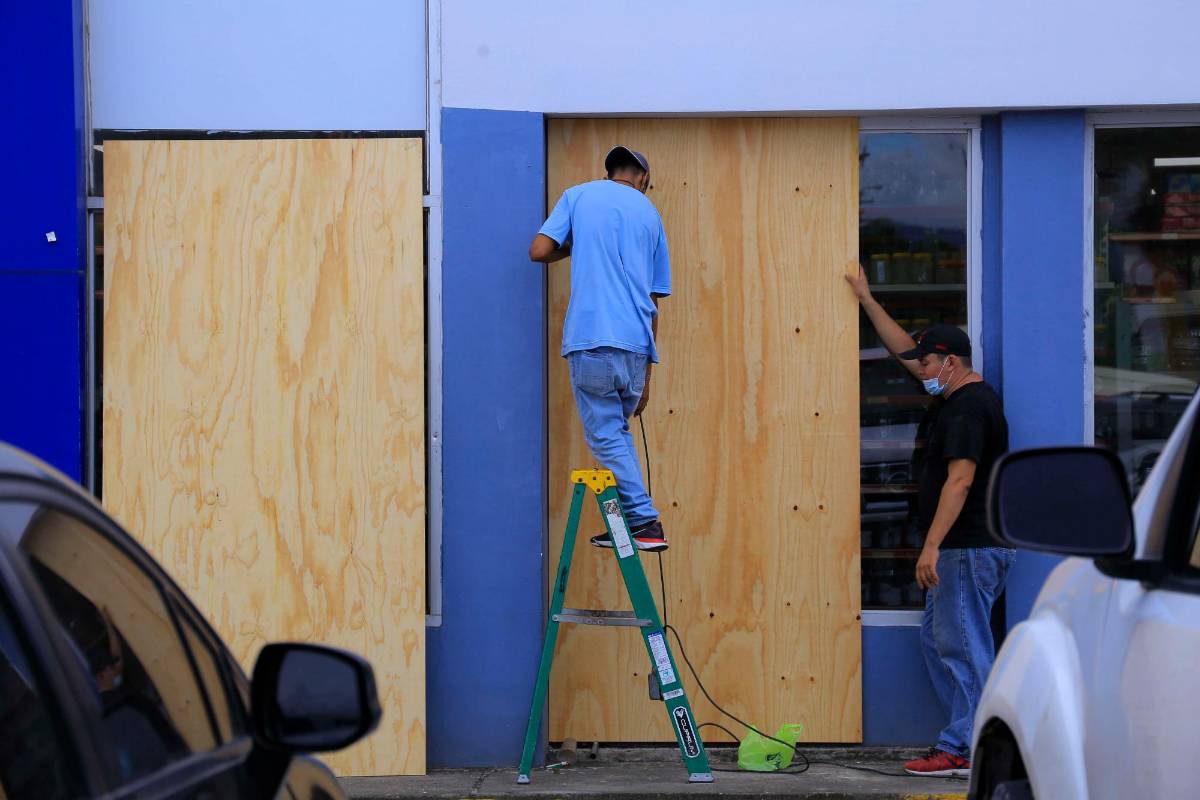 Refuerzan seguridad en negocios por temor a disturbios