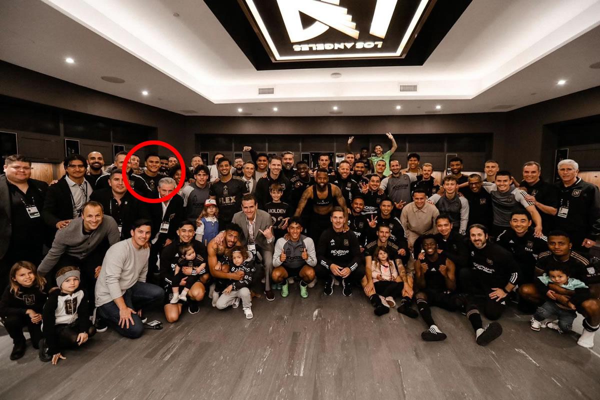 Denil Maldonado celebró con sus compañeros en el vestuario la victoria de Los Angeles FC.